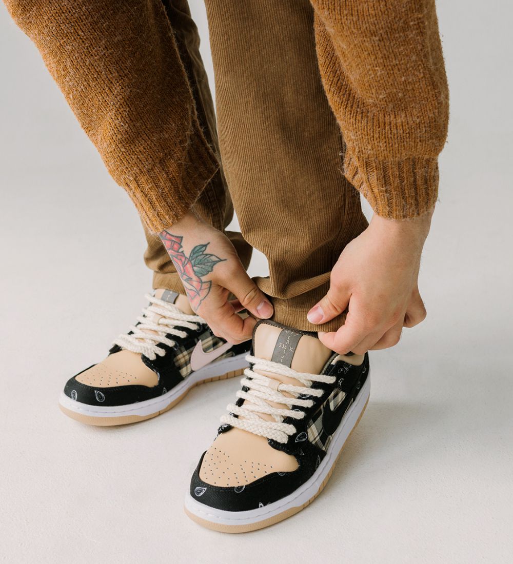 TRAVIS SCOTT x NIKE SB DUNK LOW